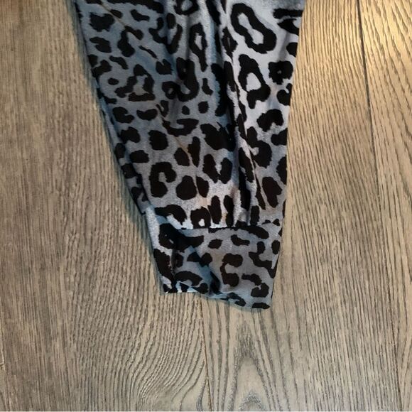 Leopard Halter Jumpsuit XS Stretch Fabric Black white Super Cute No tags. - Picture 8 of 14